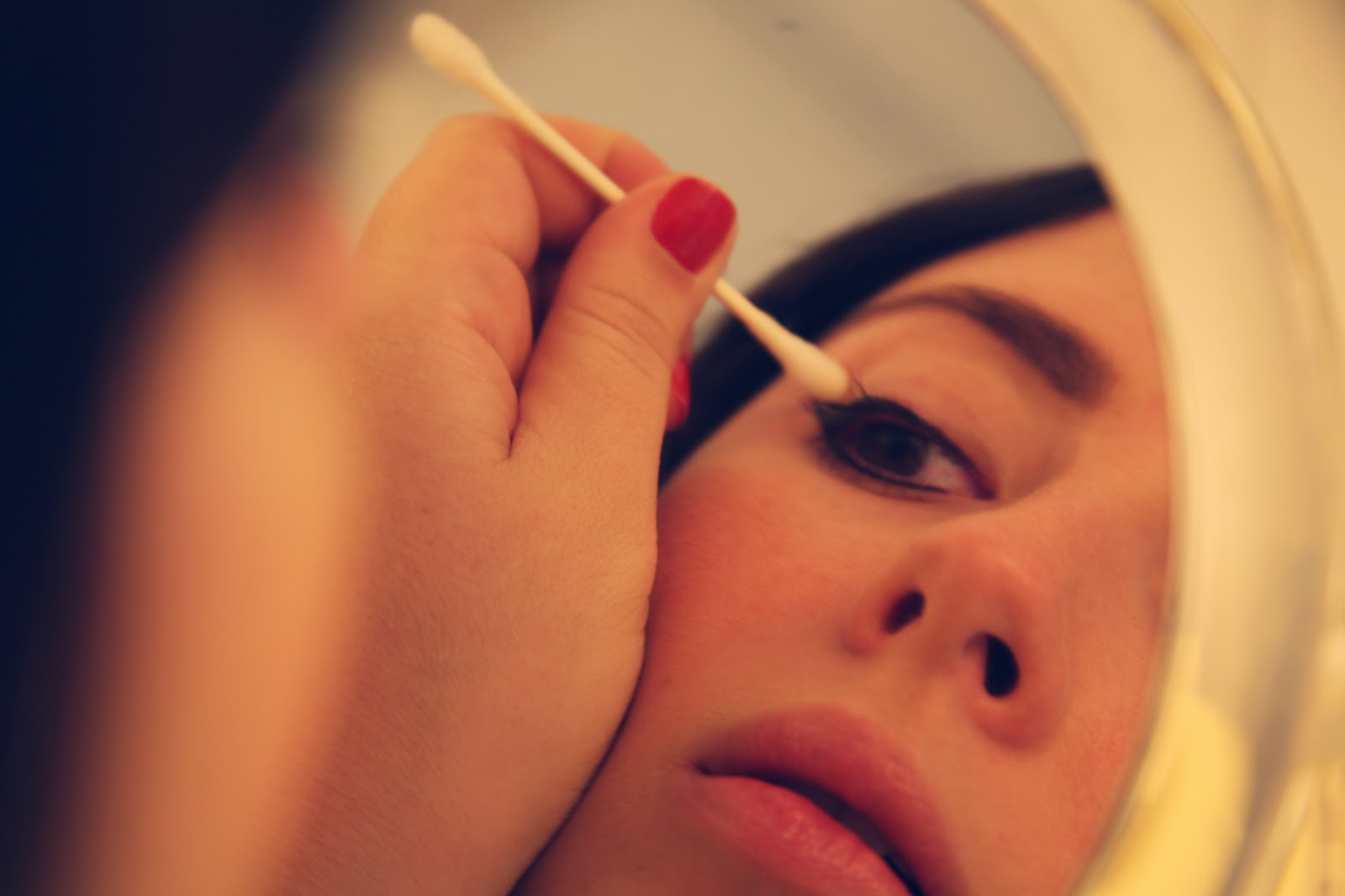 q-tip-to-remove-makeup